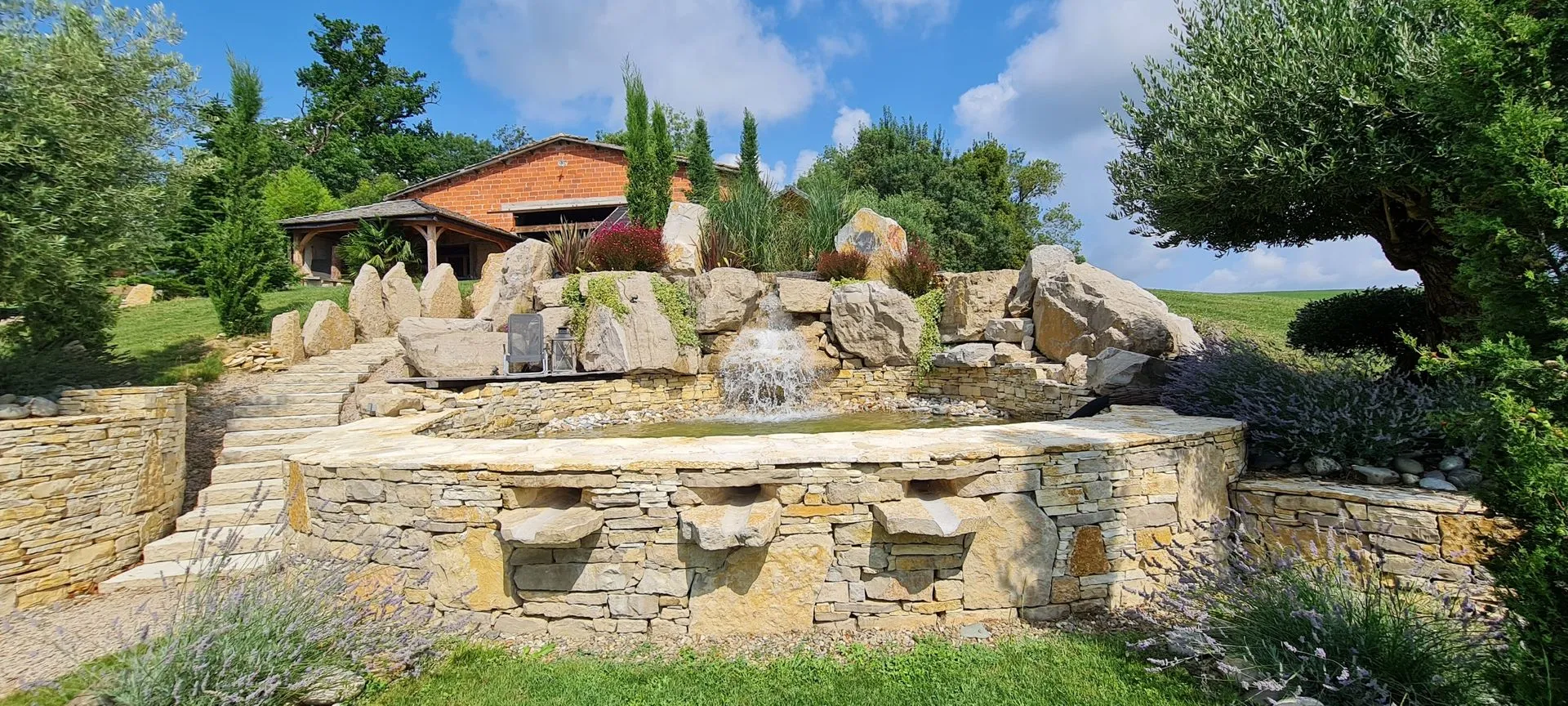 Bassin et muret en pierre naturelle